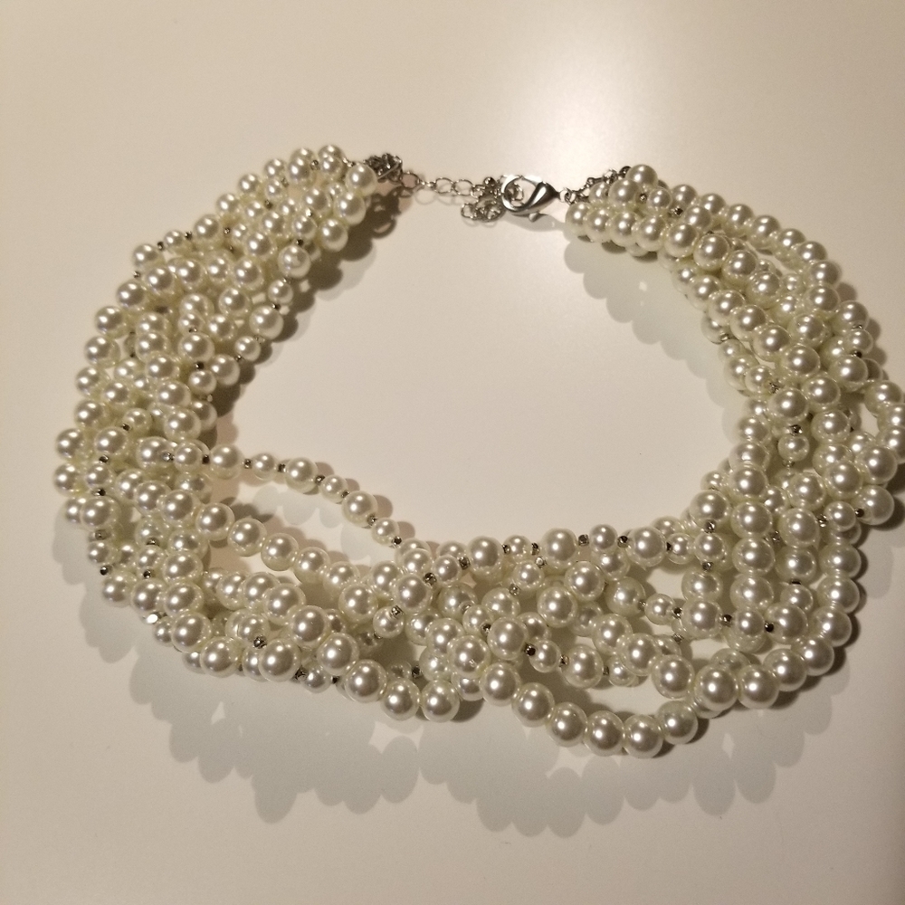 Statement pearl necklace
